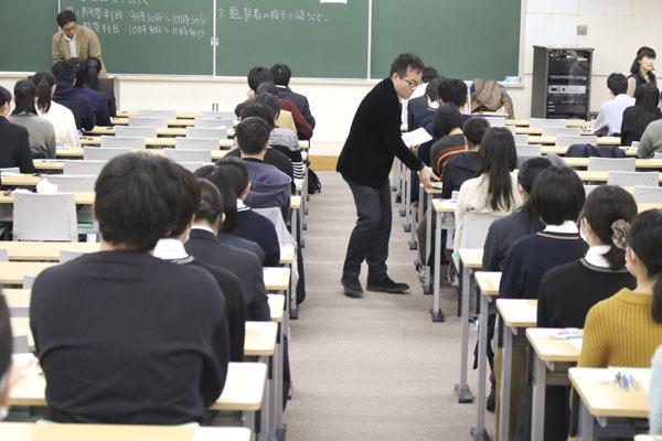 直击日本高考：考生在校门口