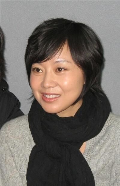 45岁“村姑”闫妮颜值逆天，肤如凝脂，大长腿堪