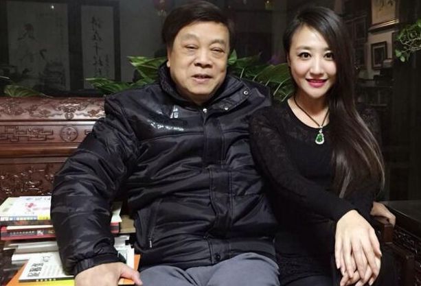 赵忠祥与妻子年轻照被曝出, 与现在老态龙钟差距