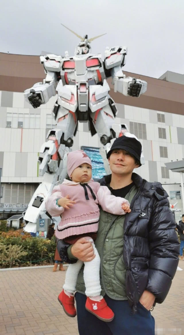 严屹宽夫妇带家人出游，小肉肉发烧6天抽3次血，