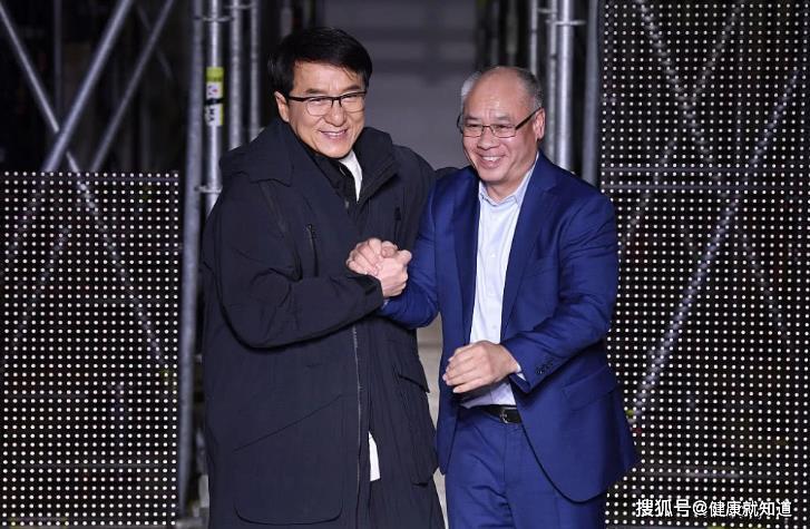 成龙巴黎跨界走秀,成龙与李宁亲密拥抱,开心握手