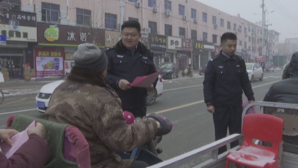 台前县公安局多名民警走上街头只为