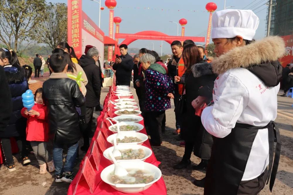 一届"阳光水岸杯"滑肉大赛,现场人山人海,看直播人数突破十万_安岳县