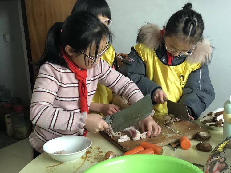 我切菜,平时在家里衣来伸手 饭来张口的同学们摇身变成了勤劳的小蜜蜂
