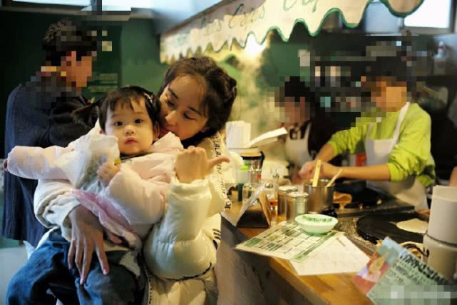 严屹宽夫妇带家人出游，小肉肉发烧6天抽3次血，