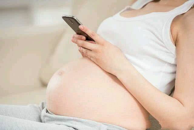  孕期经常玩手机，可能会让胎儿发生3个“变化”，孕妇别忽视