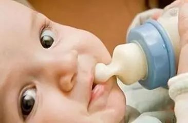 【新妈妈第一课：2~3个月的宝宝喝多少牛奶为宜？如何避免宝宝过食？】