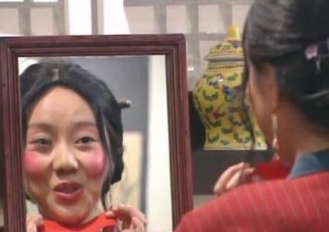 45岁“村姑”闫妮颜值逆天，肤如凝脂，大长腿堪