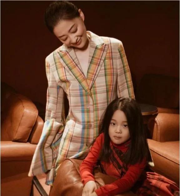 梅婷携一双儿女登杂志封面女儿沉稳儿子帅气老公曾剑亲自掌镜