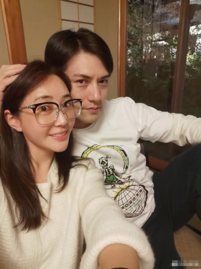 严屹宽夫妇带家人出游，小肉肉发烧6天抽3次血，
