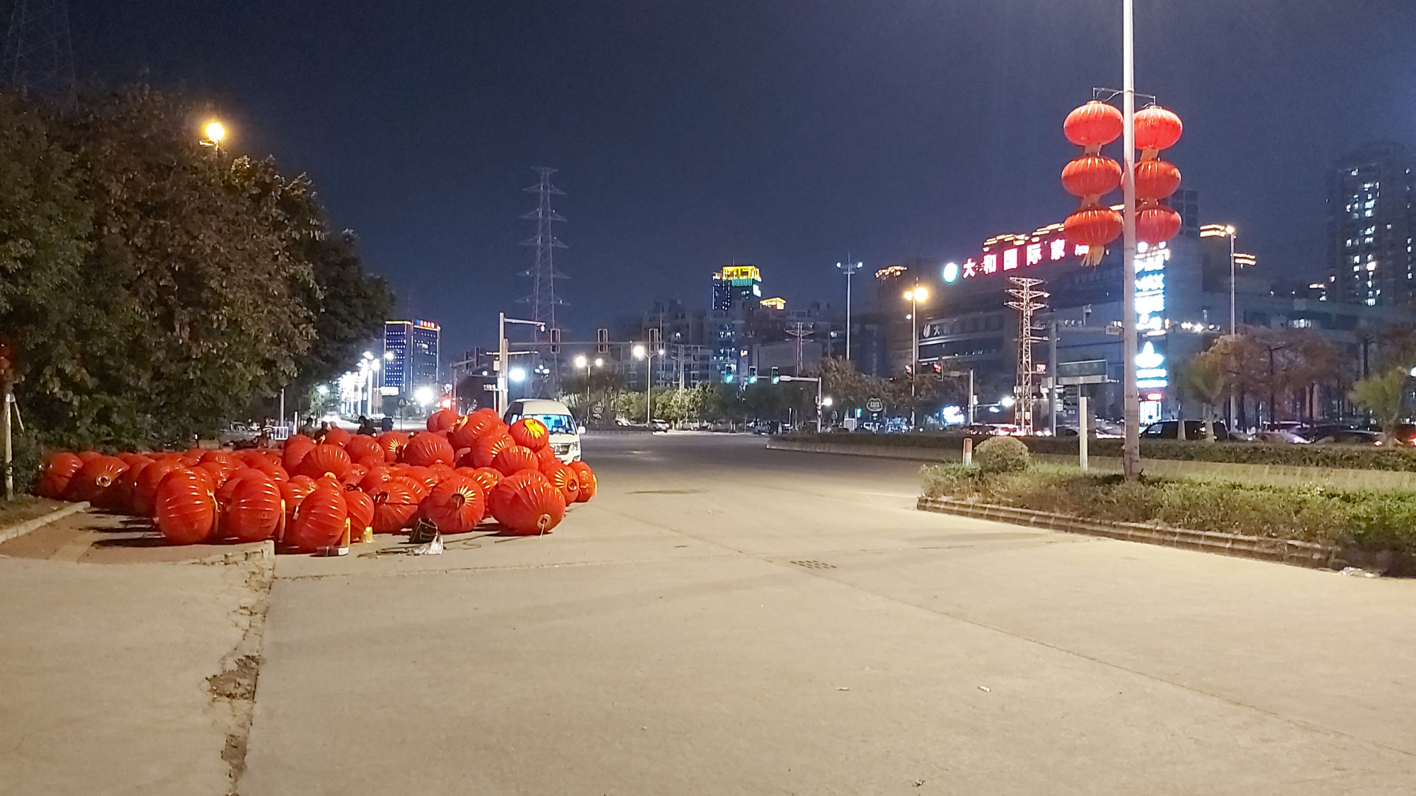 东莞大朗的夜景,路灯下的大朗街头光彩耀人