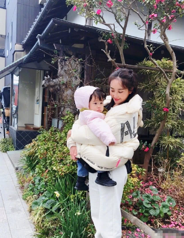 严屹宽夫妇带家人出游，小肉肉发烧6天抽3次血，
