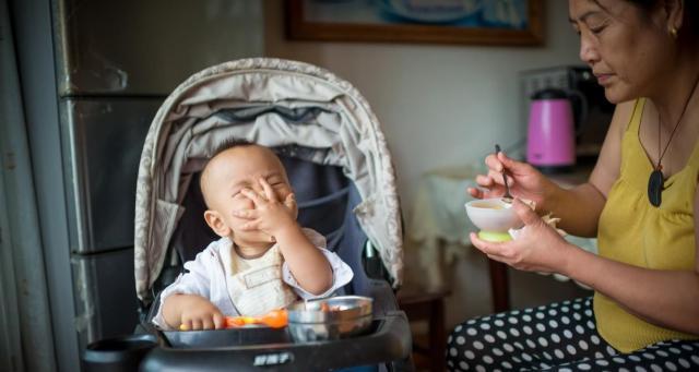 [小宋和小宝]一岁半就可以吃大人饭，医生建议：3种辅食2岁前都不要吃