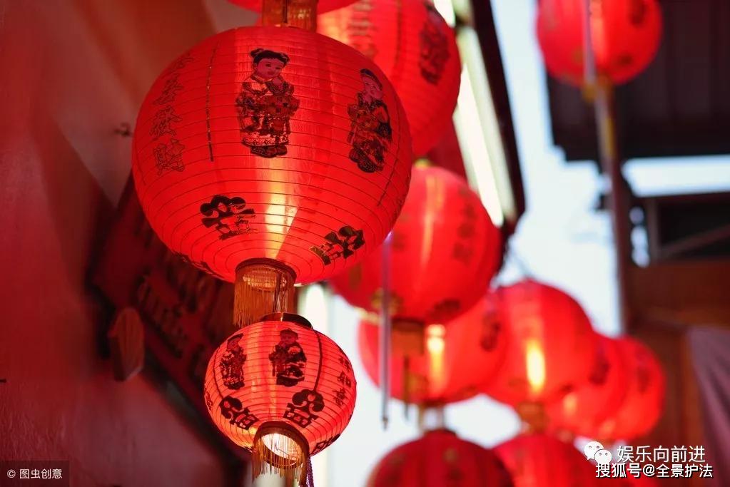 春节挂灯笼,挂好了,来年财运不断,切记别挂错了