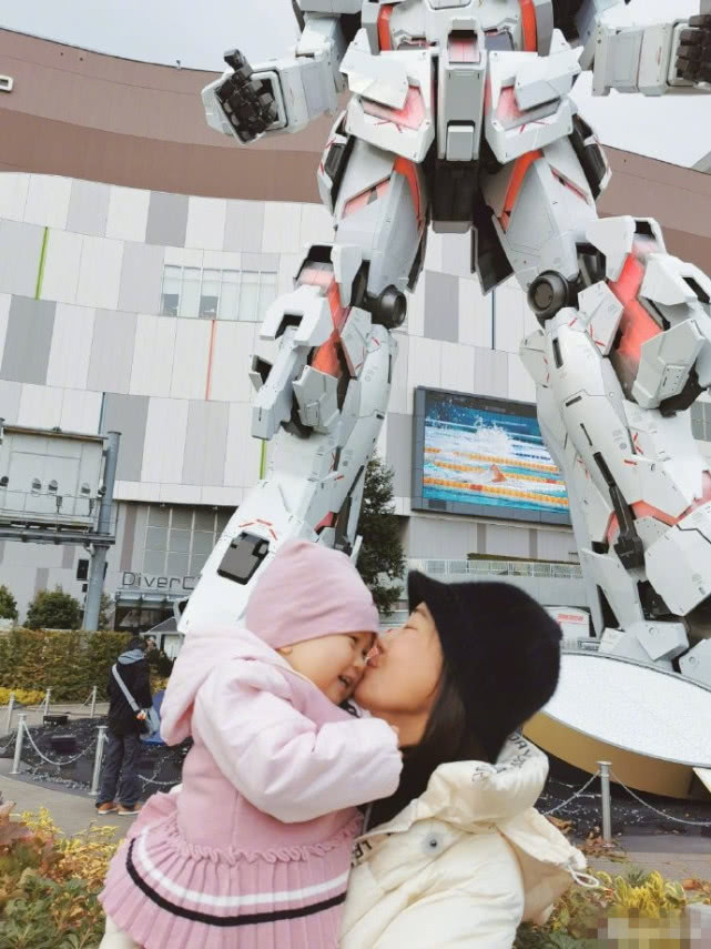 严屹宽夫妇带家人出游，小肉肉发烧6天抽3次血，