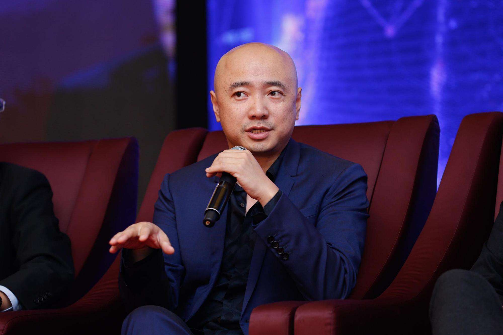 徐峥节目中调侃段奕宏暗恋陶虹，夸赞老婆选老