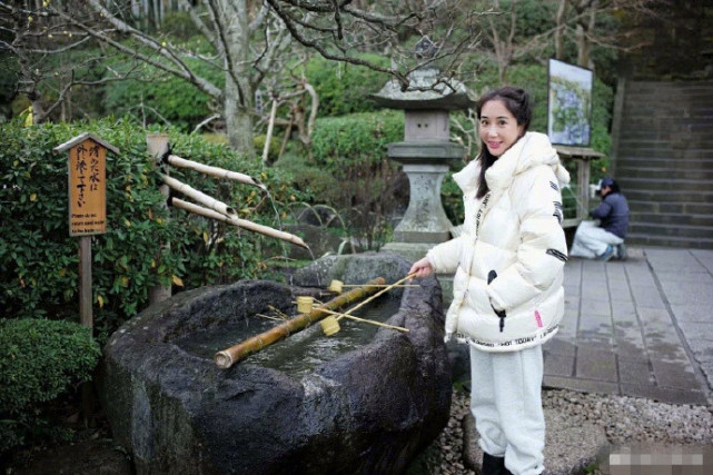 严屹宽夫妇带家人出游，小肉肉发烧6天抽3次血，