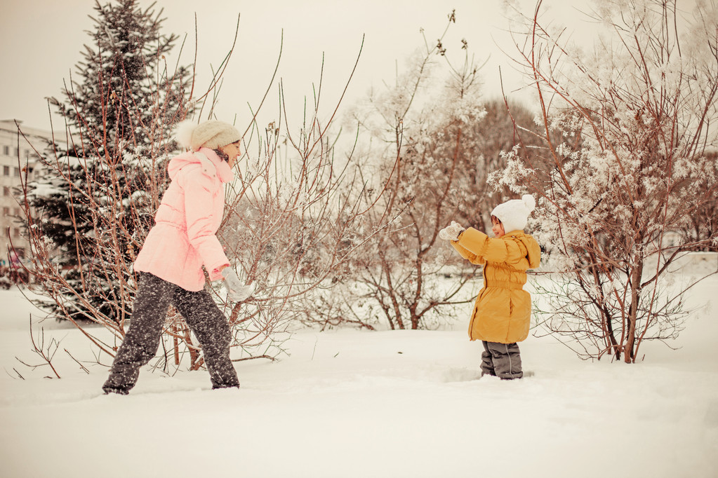 梦见老家涨好大的水一个小女孩被冲走了，梦境背后的深层含义与解析