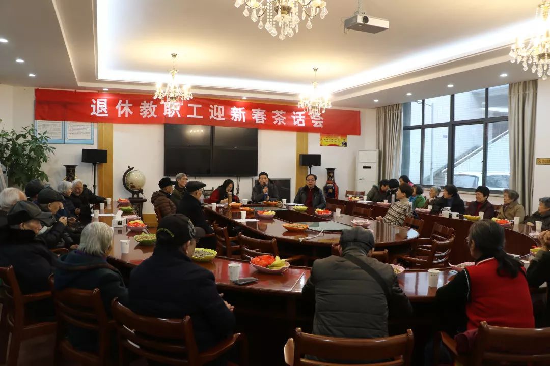 会上离退休老同志们纷纷发言、各抒己见,对学校的未来规划提出了很多中