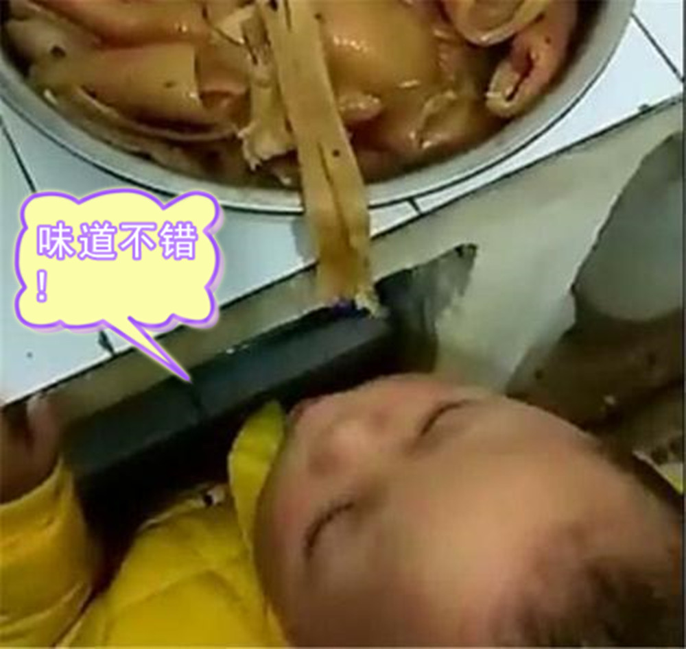 糖果妈妈@原创孩子在厨房“偷吃”，妈妈醒来找不到孩子，网友称：简直被萌化