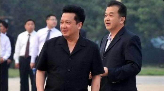 歌唱家郁钧剑近照,女儿非常可爱,与老婆是一见钟情