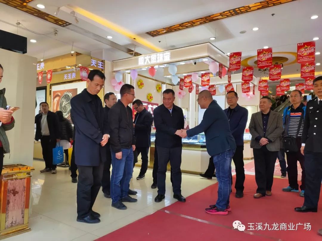 玉溪市副市长黄太文视察九龙商场大尔多超市春节前商品供应及食品安全