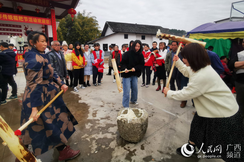 广西恭城:糍粑飘香 年味渐浓