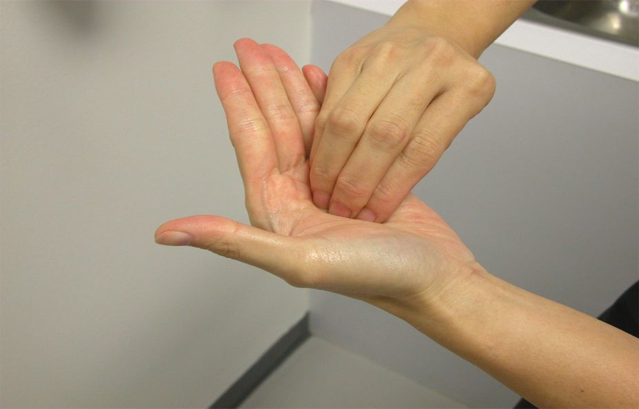 另一手掌心旋转揉搓,交换进行大:右手握住左手大拇指旋转揉搓,交换进行