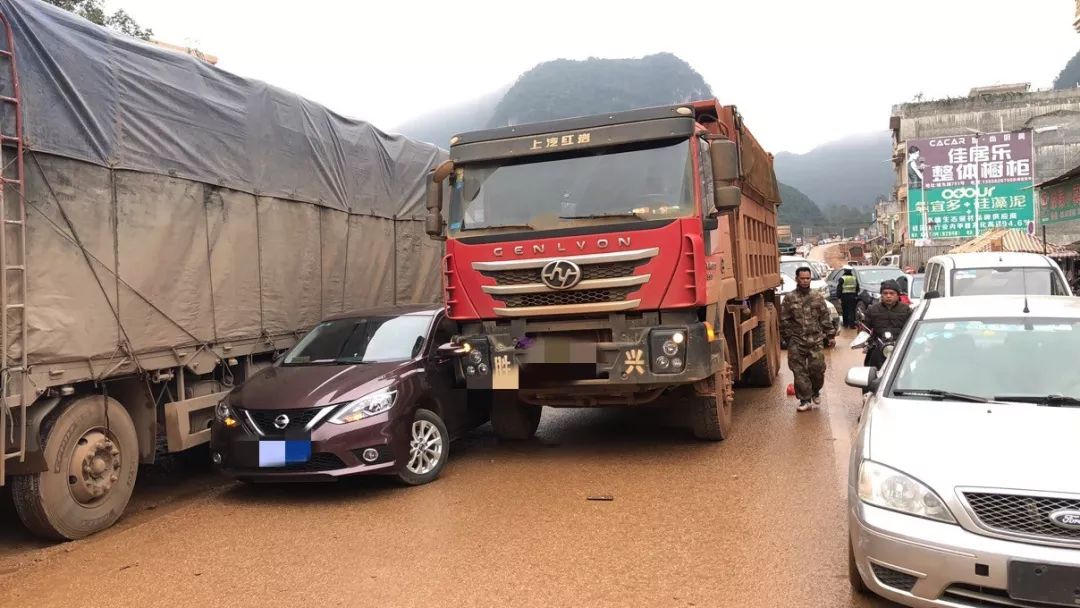 靖西新圩路段发生车祸,现场.