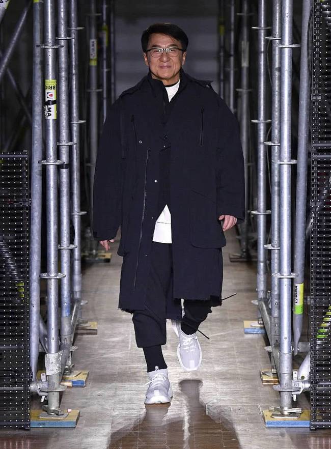 成龙巴黎跨界走秀，35年后再同框与李宁开心握手