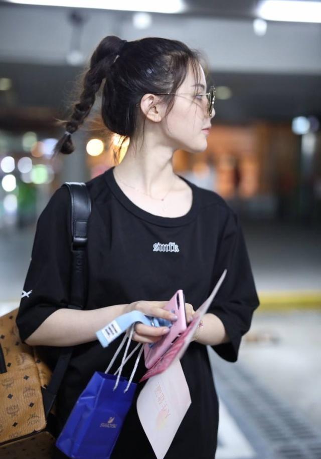 杨超越扎双马尾元气十足,穿上衣大秀美腿,少女感真明显