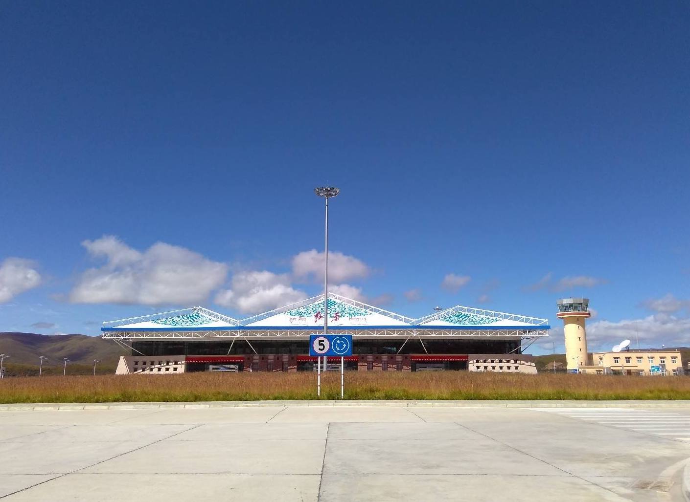 阿坝红原机场位于四川省阿坝州红原县境内,距离阿坝州府马尔康约128