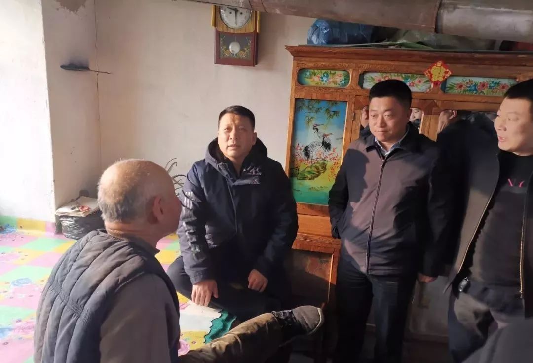 肇东市委书记张伟志节前慰问贫困户