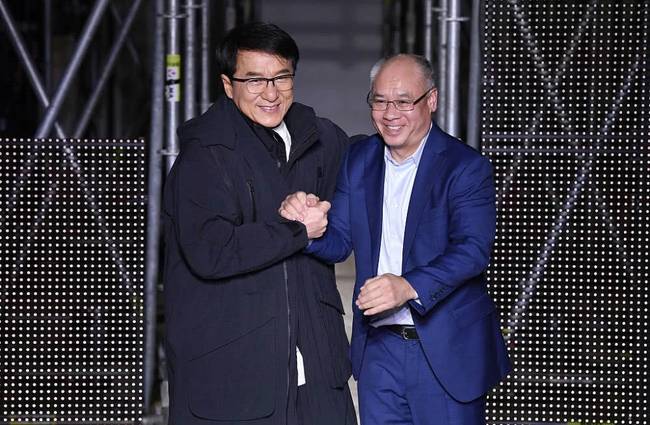 成龙巴黎跨界走秀，35年后再同框与李宁开心握手