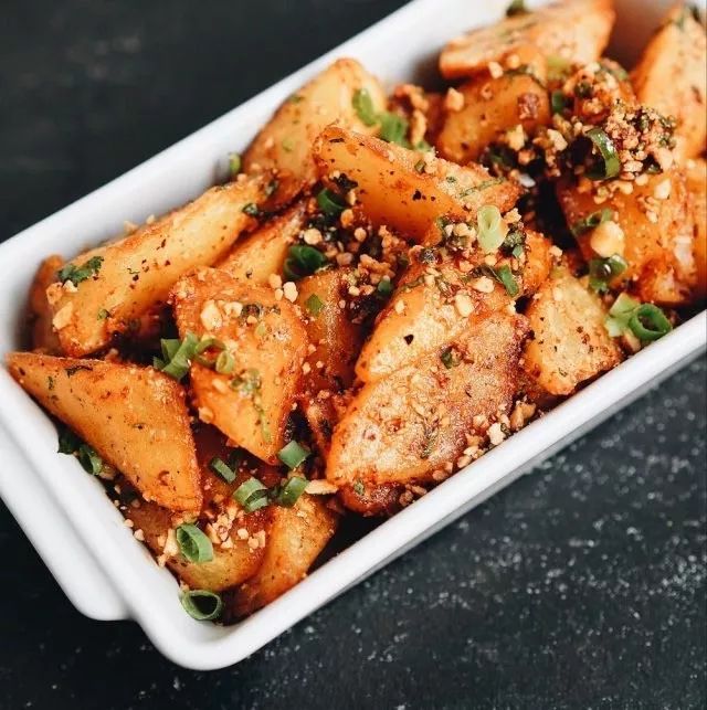 云南的米线,昆明的烤饵块,建水的豆腐,老城的炸洋芋,德宏的烧烤