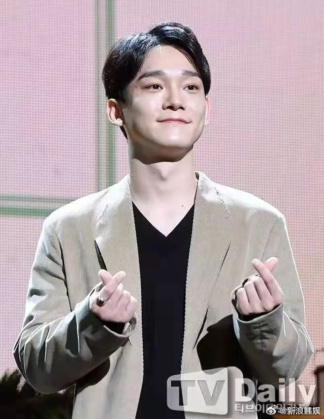 EXO粉丝静坐示威?宣美给粉丝唱祝歌?流氓兔