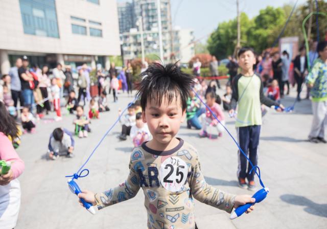 「春龙和宝宝」孩子多睡才能多长？很多家长弄错了，并非“睡得越久，长得越高”