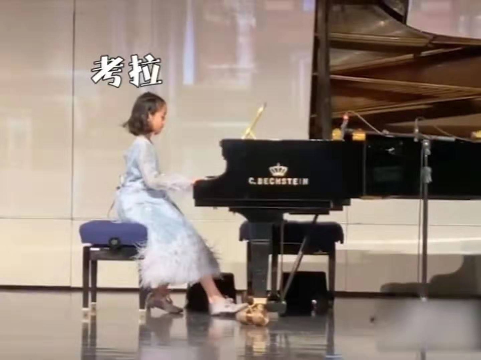 10岁考拉参加音乐会，天鹅裙配编发弹钢琴镇定从容，气质随妈妈