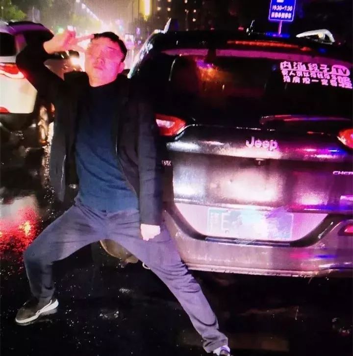 浙江男子路边发20万红包,还做出这种姿势!视频