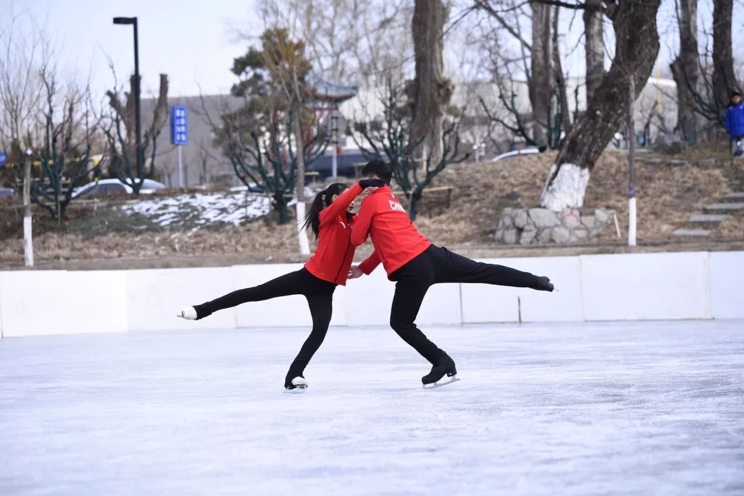王岳洋,李小希(女)双人滑表演 在冰上,冰球小将们如履平地!