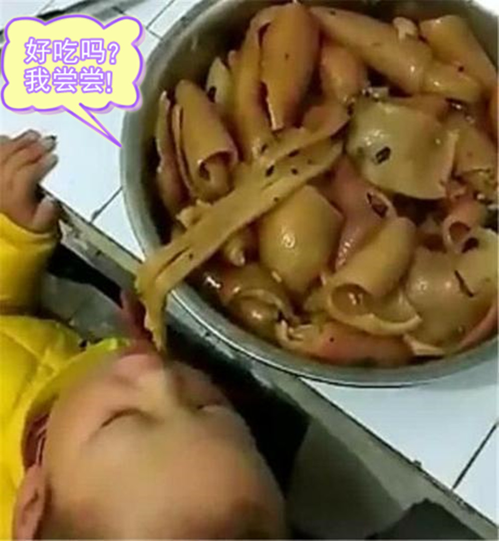 糖果妈妈@原创孩子在厨房“偷吃”，妈妈醒来找不到孩子，网友称：简直被萌化