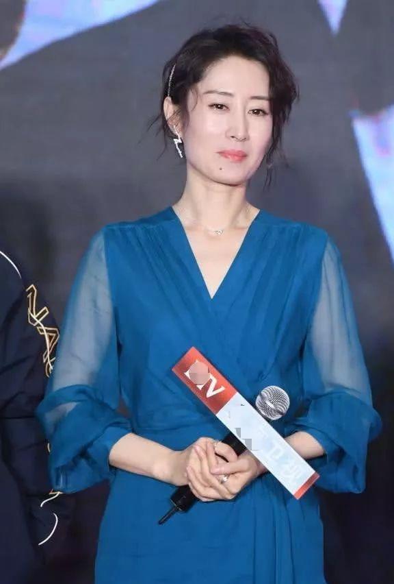 44岁刘敏涛一身湖蓝色裙装优雅迷人散发成熟女性的魅力