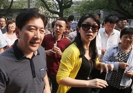 央视著名主持人，前妻瘫痪二婚娶小13岁娇妻，如今50岁生龙凤胎 （组图） - 3