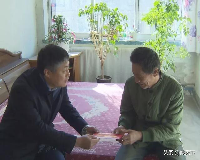 1月14日,政府副区长李红阳走访慰问困难群众.