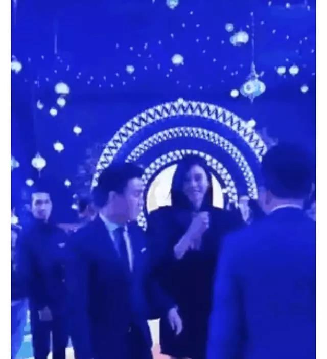 奚梦瑶何猷君出席朋友婚礼,长腿吸睛,网友:期待你们自己的婚礼 作者: 来源:猫眼娱乐V 奚梦瑶何猷君出席朋友婚礼,长腿吸睛,网友:期待你们自己的婚礼 作者: 来源:猫眼娱乐V