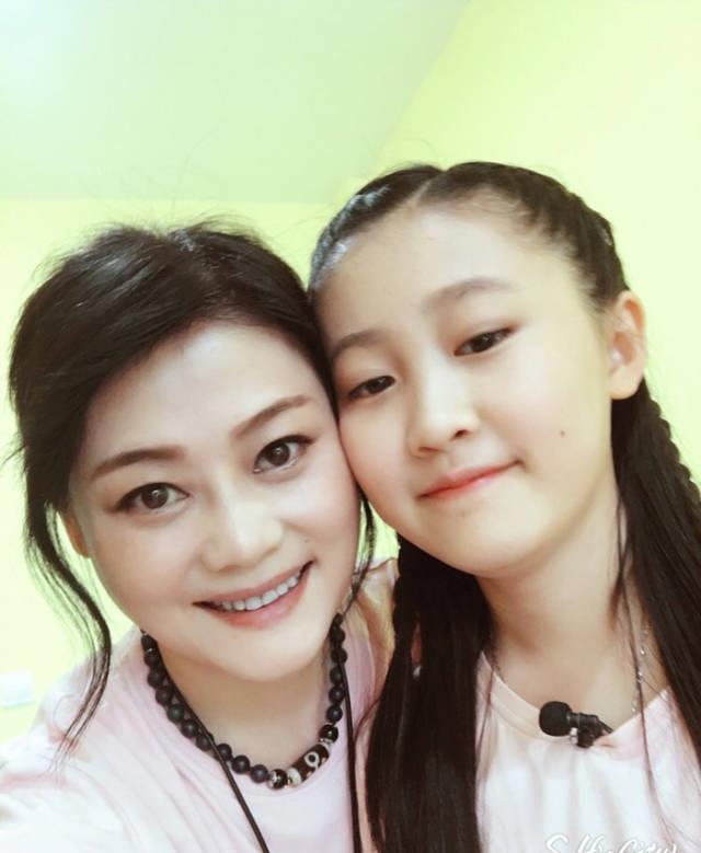 歌手何静,历经2次失败婚姻,生活苦不堪言_高大林