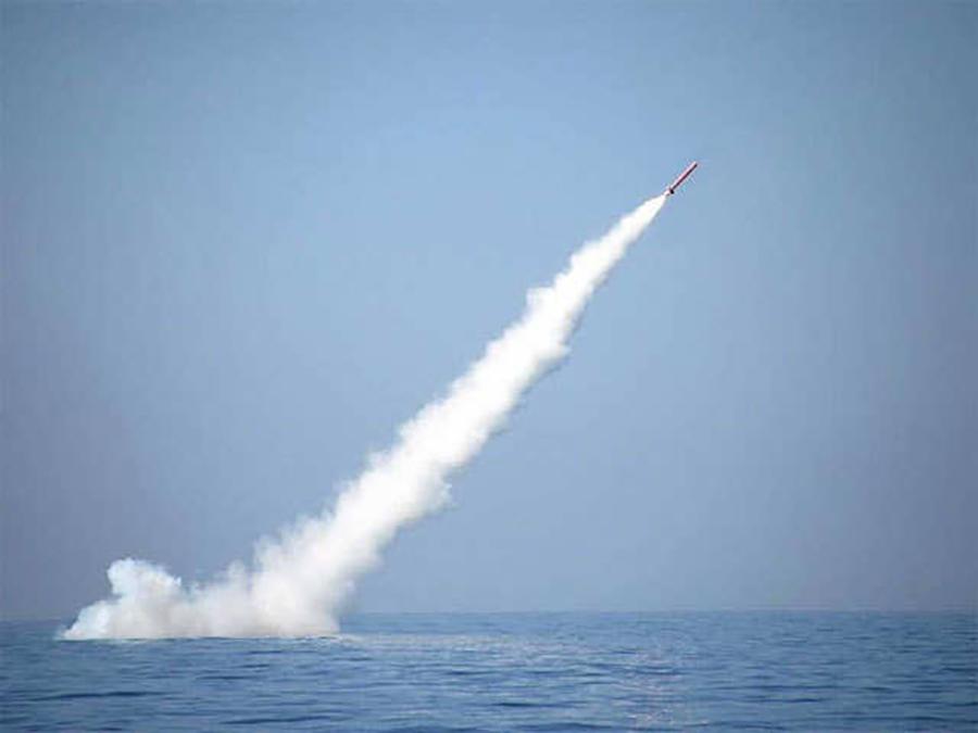 印度战略导弹从水底发射,喷射火焰飞行3500公里,可载两吨核弹头
