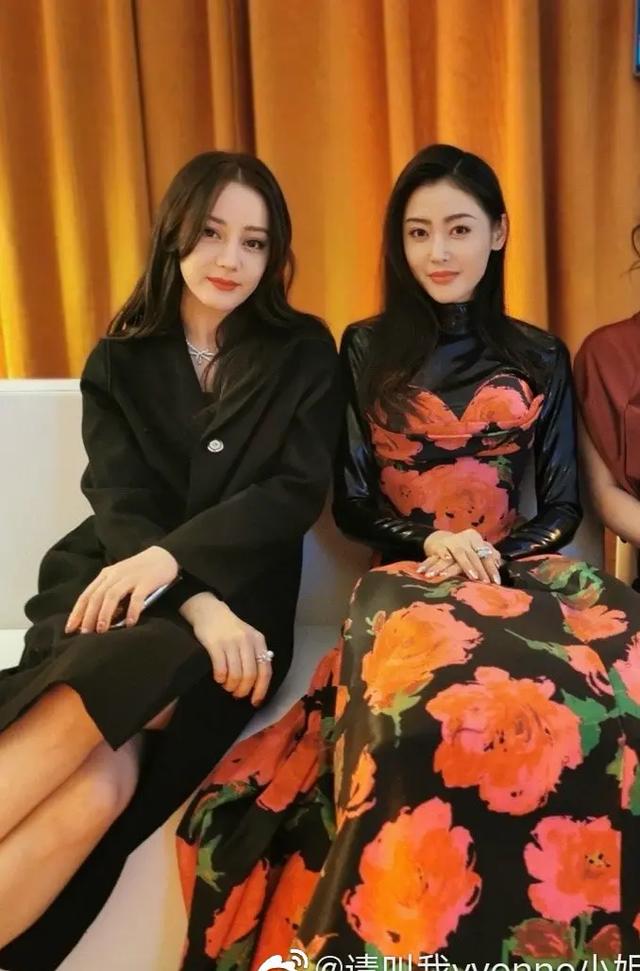 这么看迪丽热巴的脸有张天爱的一个半大,不过两人都挺优越的,喜欢这种