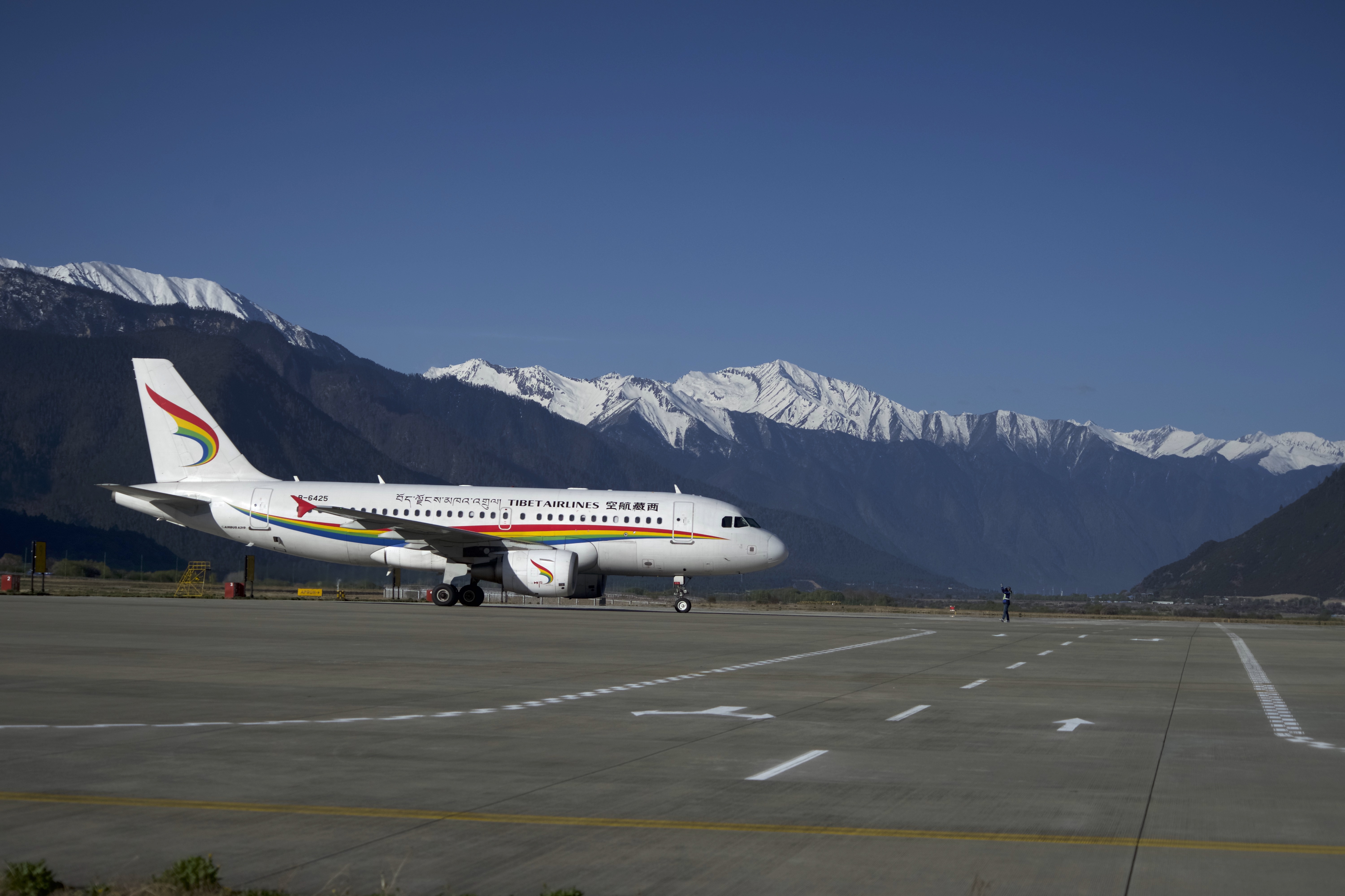 林芝机场位于林芝市米林县境内的雅鲁藏布江河谷,机场海拔2949米,飞行