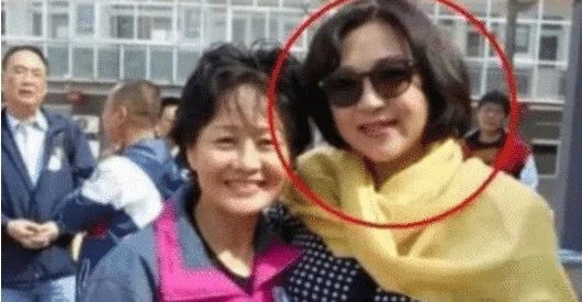 李连杰58岁前妻风情万种，利智却风采不再，当年